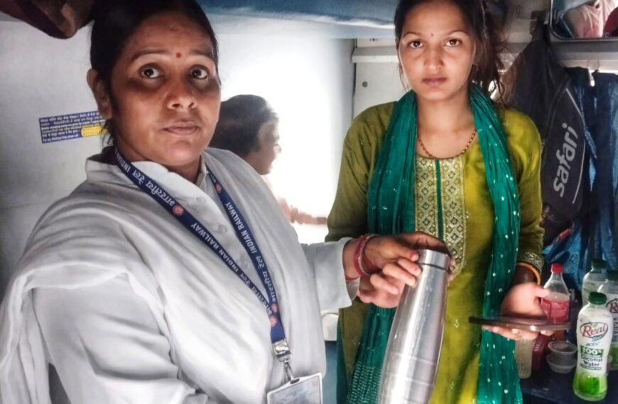 “मदद की पुकार और रेलवे की फुर्ती: छोटे बच्चे के लिए गर्म दूध की मांग पर सीवान स्टेशन पर महिला यात्री को मिली राहत, अंजू देवी बोलीं- धन्यवाद भारतीय रेल!”