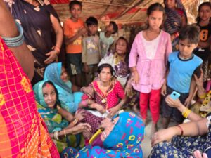 गड्ढे में समा गया बचपन: मां के साथ…