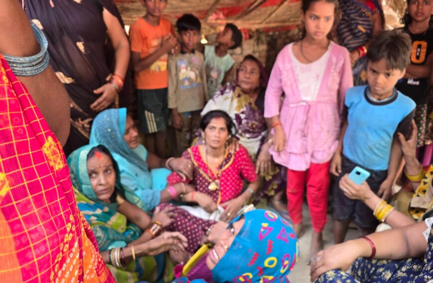 गड्ढे में समा गया बचपन: मां के साथ…