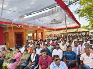पीएम मोदी के बनारस में गरजे बिजलीकर्मी:बोले:डराओ मत,निजीकरण…
