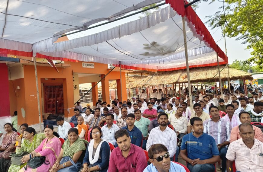 पीएम मोदी के बनारस में गरजे बिजलीकर्मी:बोले:डराओ मत,निजीकरण…