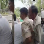 हथकड़ी पहनकर बाइक दौड़ाता रहा आरोपी, पीछे बैठे रहे सिपाही! वीडियो वायरल होने पर SP ने हेड कांस्टेबल को किया लाइन हाजिर!