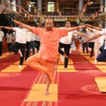 अंतरराष्ट्रीय योग दिवस पर गोरखनाथ मंदिर में सामूहिक योगाभ्यास किया सीएम योगी ने