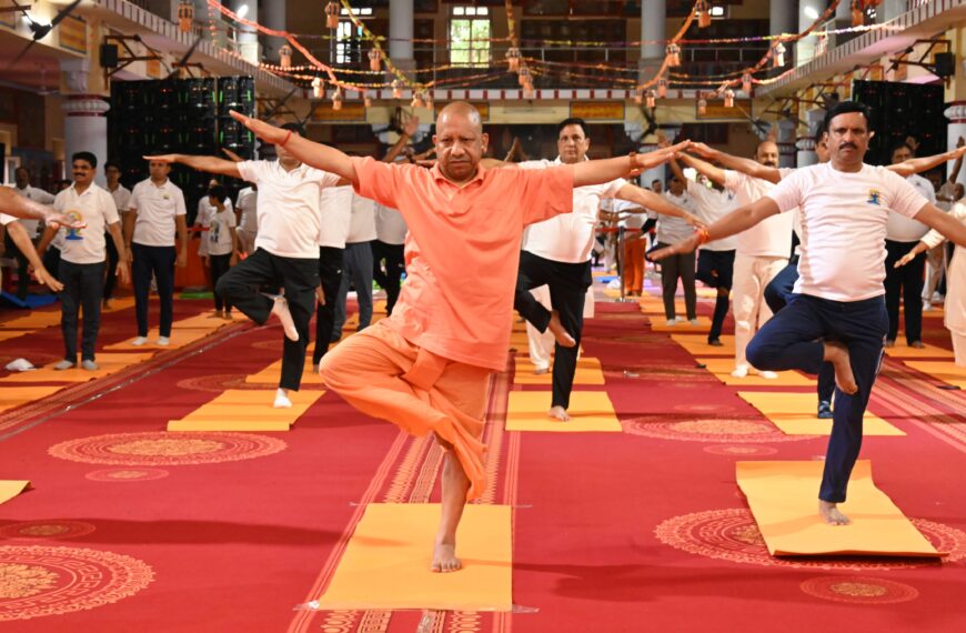अंतरराष्ट्रीय योग दिवस पर गोरखनाथ मंदिर में सामूहिक योगाभ्यास किया सीएम योगी ने