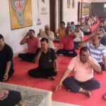 अन्तर्राष्ट्रीय योग दिवस पर ब्लाक संसाधन केंद्र नगरा पर शनिवार को खंड शिक्षा अधिकारी नगरा राम प्रताप सिंह ने योग सत्र का शुभारंभ किया