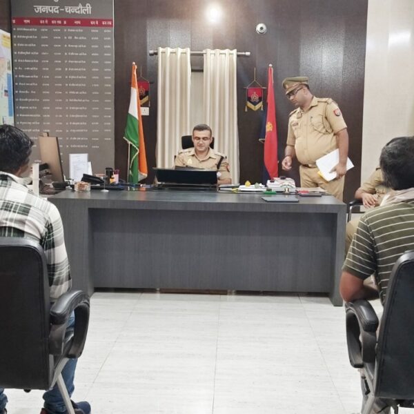पुलिस अधीक्षक चन्दौली जनता दर्शन में आए फरियादियों…