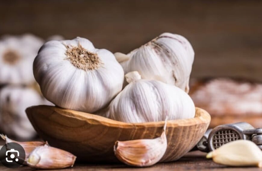 खाली पेट कच्चा लहसुन खाने से होते हैं 7 जबरदस्त फायदे – जानिए कैसे बनता है अमृत!”**