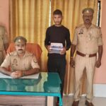 थाना चकरघट्टा पुलिस टीम द्वारा हिन्दु देवी देवताओं पर अभद्र/आपत्तिजनक टिप्पणी करने वाले एक अभियुक्त को एक देशी तमंचा के साथ किया गया गिरफ्तार।