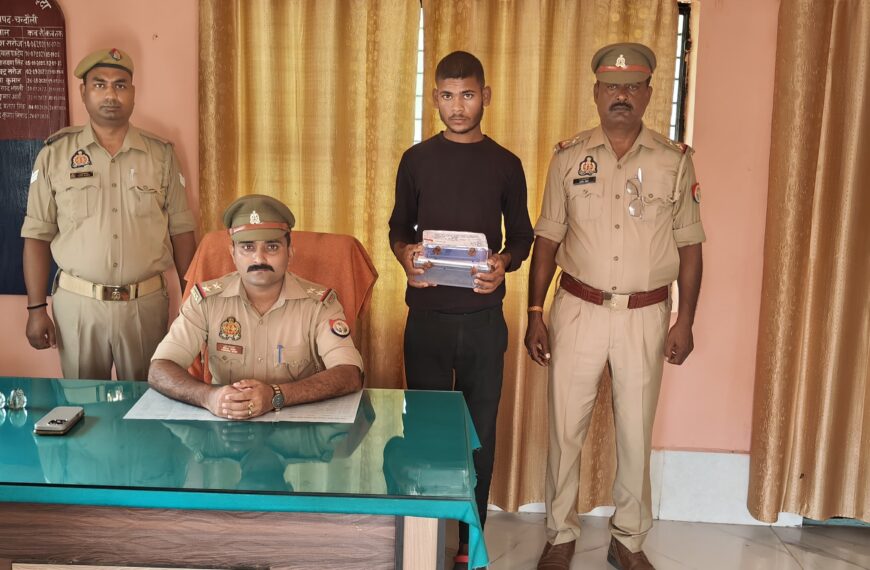 थाना चकरघट्टा पुलिस टीम द्वारा हिन्दु देवी देवताओं पर अभद्र/आपत्तिजनक टिप्पणी करने वाले एक अभियुक्त को एक देशी तमंचा के साथ किया गया गिरफ्तार।