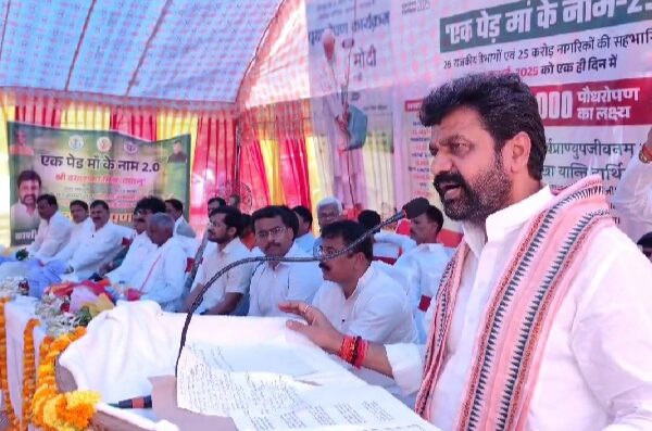 राज्य मंत्री दयाशंकर मिश्र ने चकिया अन्तर्गत जलेबिया&hellip;