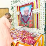 मुख्यमंत्री योगी आदित्यनाथ ने पूर्व सांसद कुंवर आनंद सिंह को दी श्रद्धांजलि