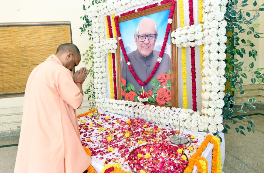 मुख्यमंत्री योगी आदित्यनाथ ने पूर्व सांसद कुंवर आनंद सिंह को दी श्रद्धांजलि