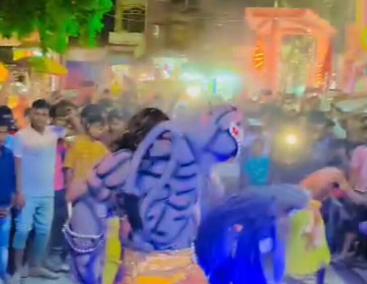 महावीरी झंडा जुलूस में गूंजा जयघोष, झांकियों और करतबों ने मोहा मन
